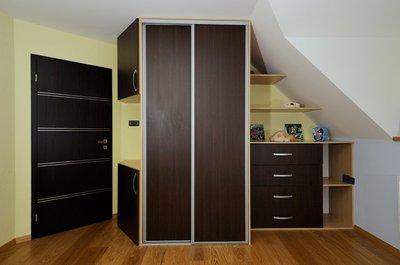 Vestavěná skříň I