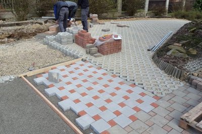 Výstavba bazénu a zámkové dlažby - Tisá