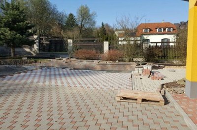 Výstavba bazénu a zámkové dlažby - Tisá