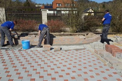 Výstavba bazénu a zámkové dlažby - Tisá